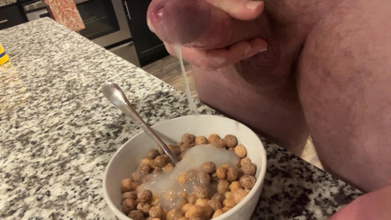 Hung Bodybuilder Unloads Multiple Cumshots Into Cereal