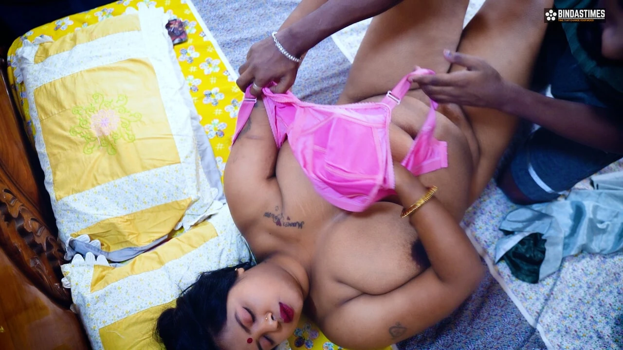 Big milkman with her servant did a scandal (Hindi audio)