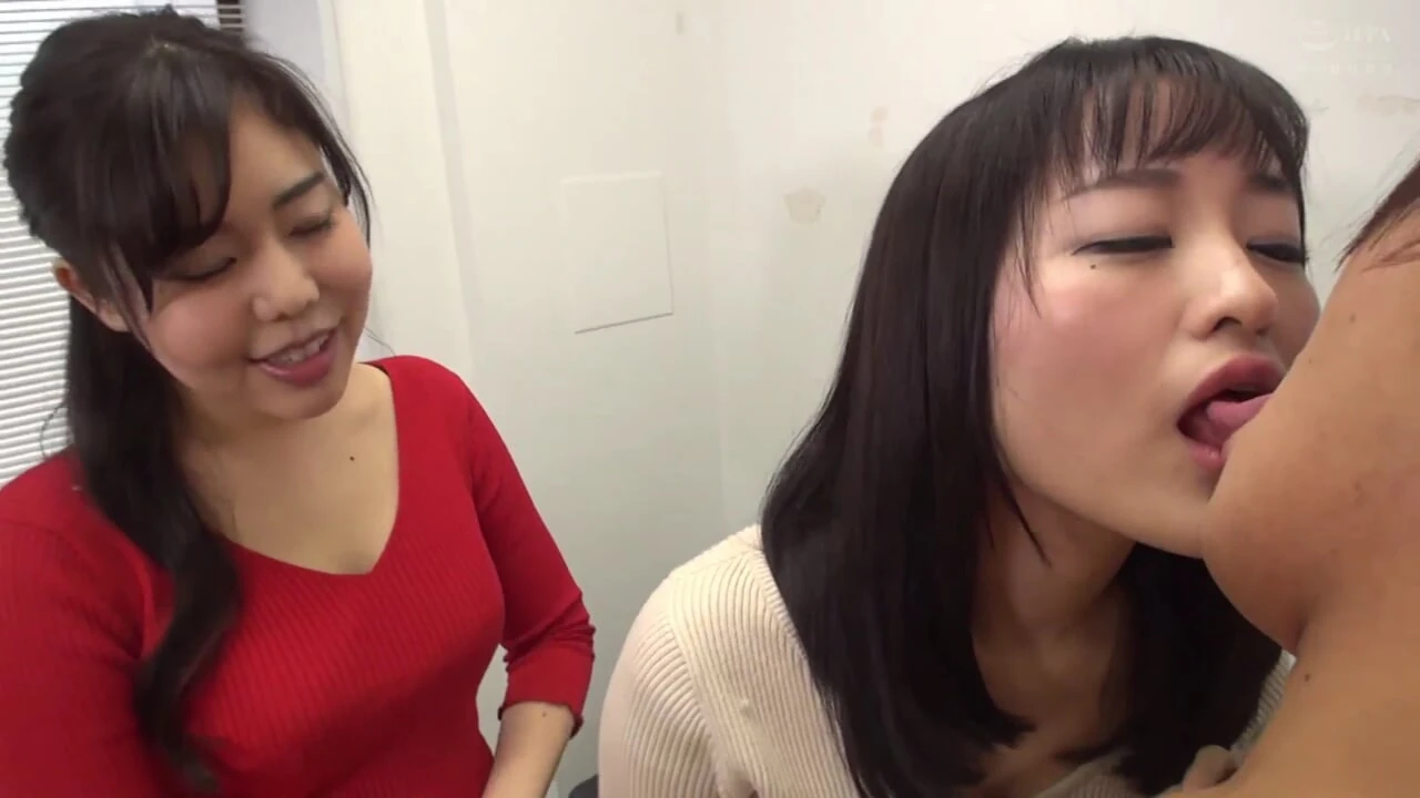 Two Bestie Amateur Girls: Sloppy French Kissing While Teasing Handjob 2 Special Edition -3