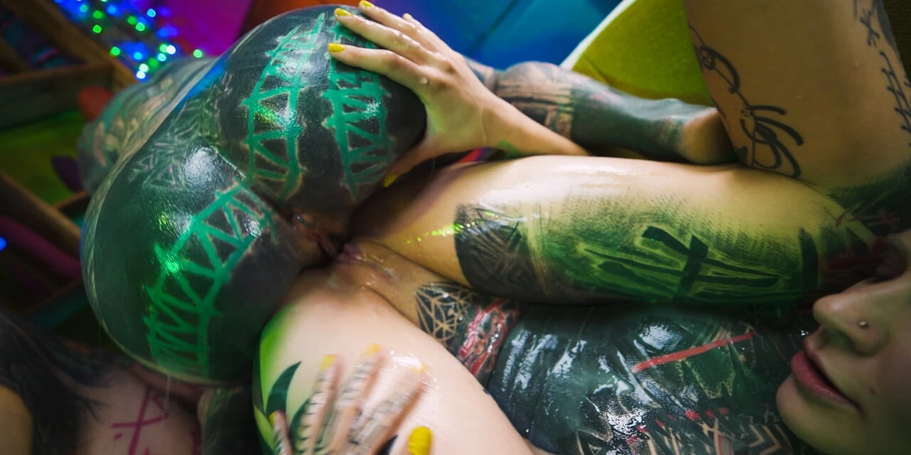 Two punk girls fill the tattooed girl’s asshole with cum