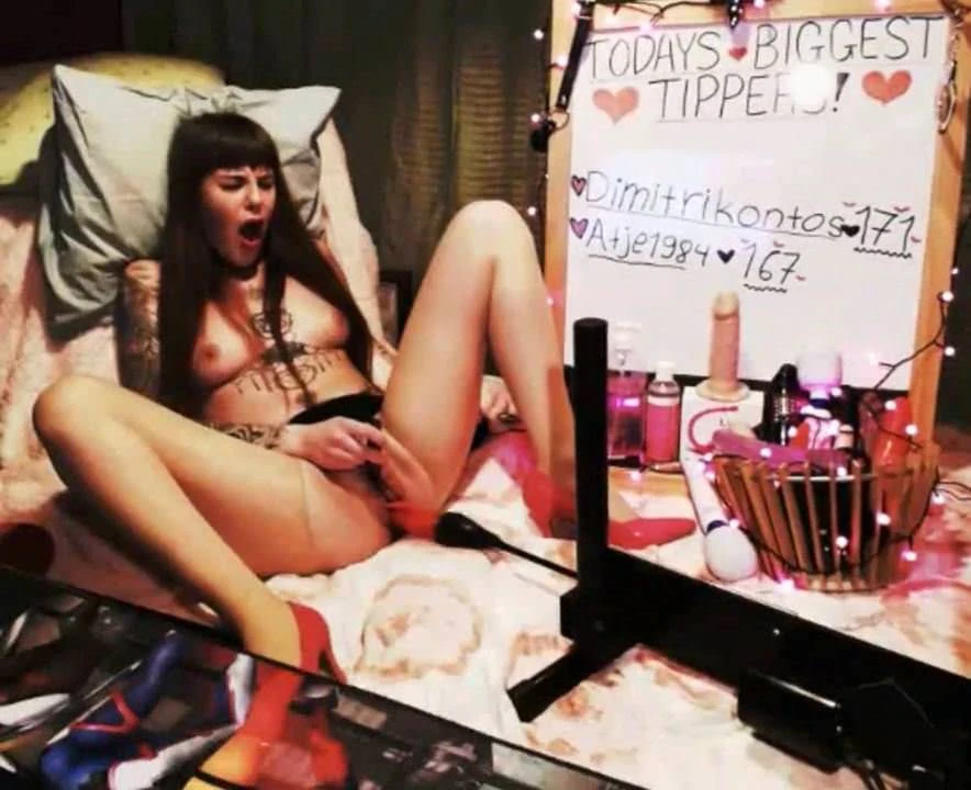 Girl fucked by a machine