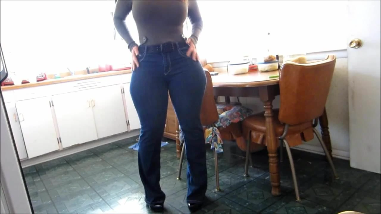 MILF WIDE HIPS ASS THIGHS