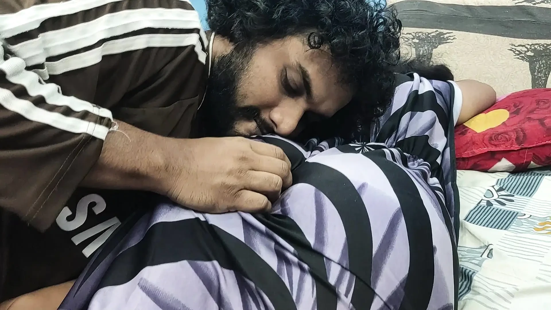 Desi Malayali couple hot ass kiss romance in nighty