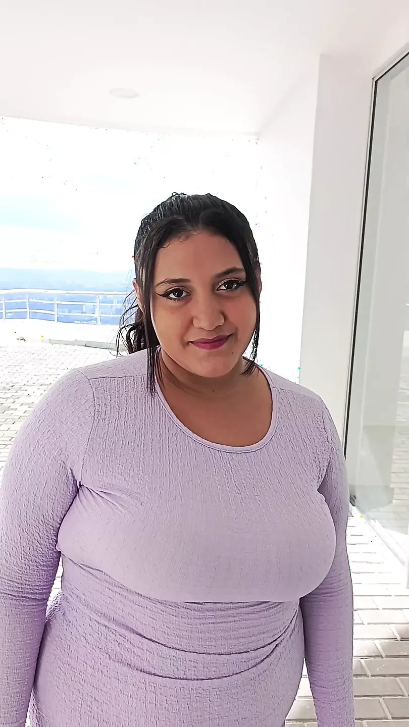 Real estate agent sells her pussy