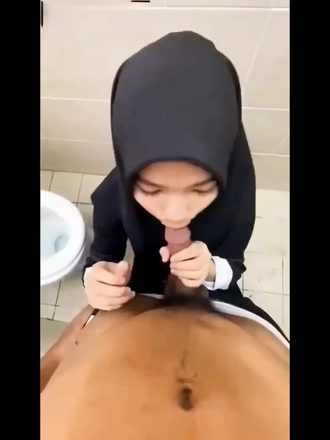 jilbab oral in toilet campus