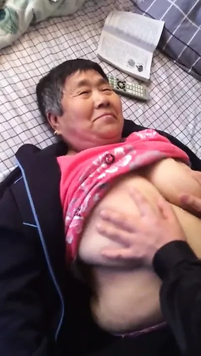 Asian Amaeur Granny Enjoy it