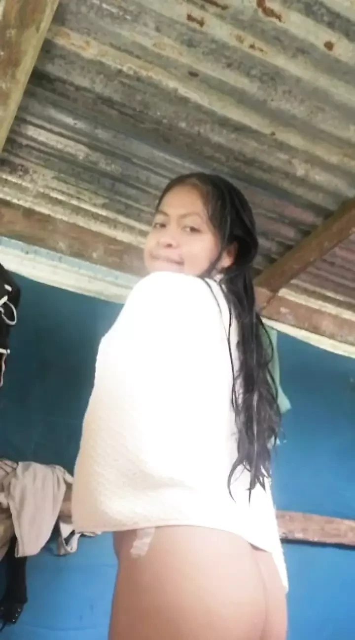 My girlfriend sends me a delicious video bathing