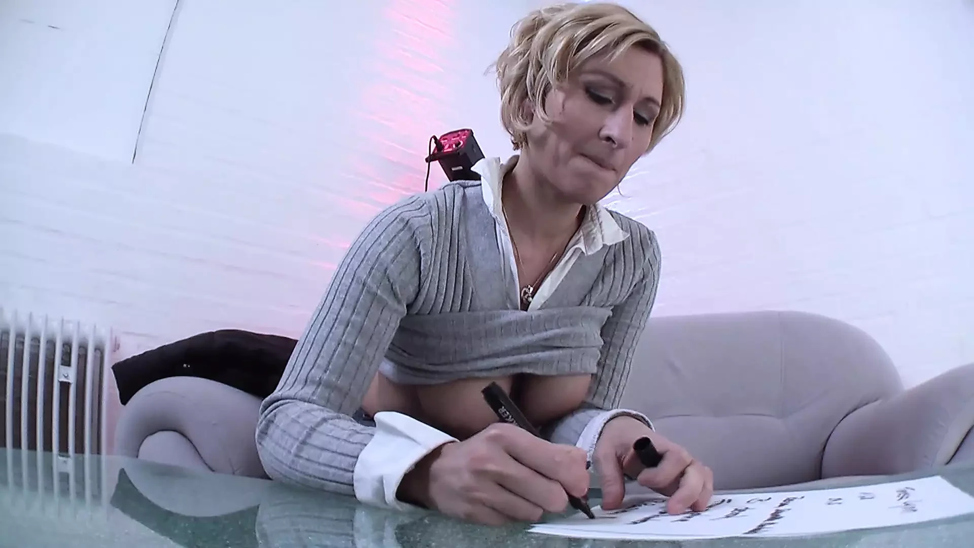 Beautiful mature enjoys pleasing her pussy for the camera