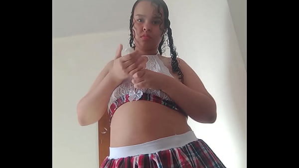PUTA GOSTOSA LUBRIFICANDO SEU CORPINHO EM UMA LINGERIE SEXY COLEGIAL CHEIA DE TESÃO NO CIO FEITO UMA CACHORRA ATRAS DE ROLA NA SUA GRANDE BUCETA CARNUDA E MOLHADA