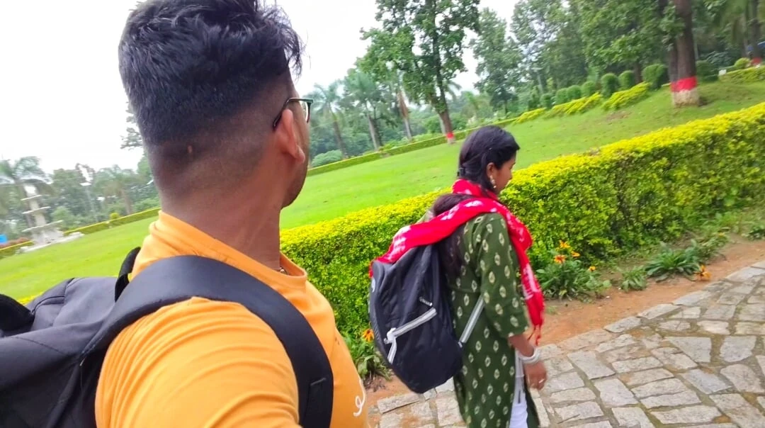 Sali and brother-in-law went to the park to roam – brother-in-law you took sister-in-law for a walk, then sister-in-law became happy and made brother-in-law happy.