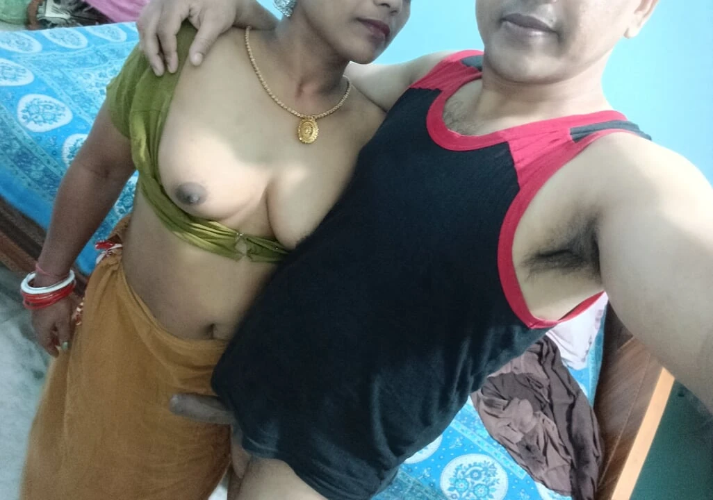 Indian Roshni Bhabhi Deep Throat Hardcore Hot Sex with Young Makeup Boy before going to Party