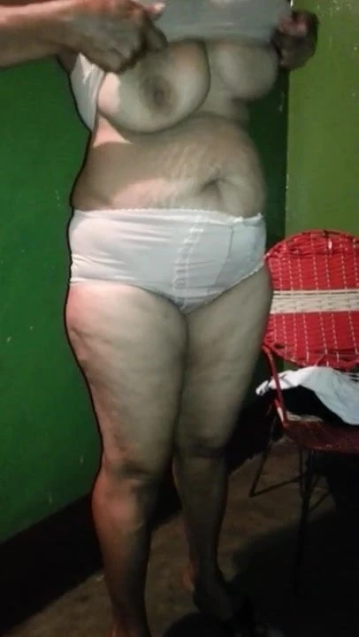 Sirvienta Desnudandose