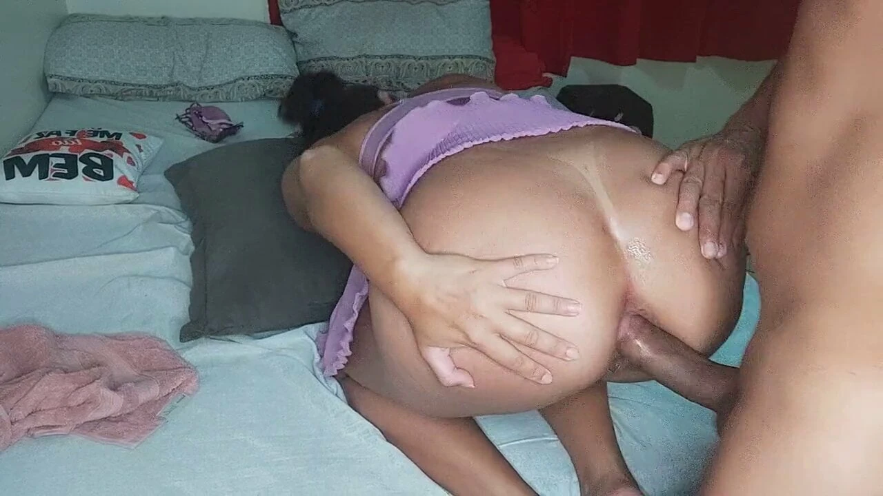 Casadinha do cu rosadinho ficou aberta com ajuda do amigo.