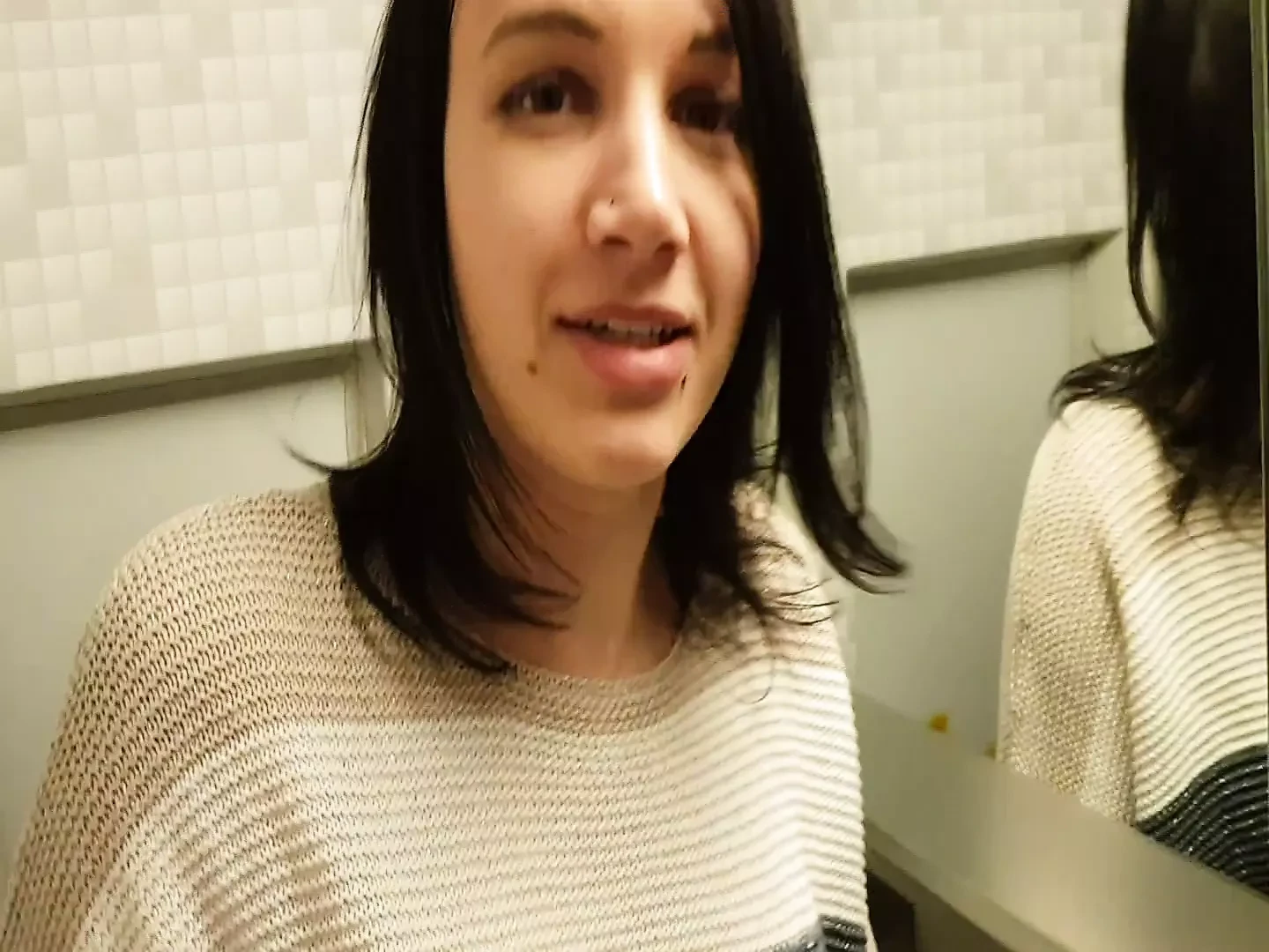 Auf der Zugtoilette geile Mitfahrein kalr gemacht