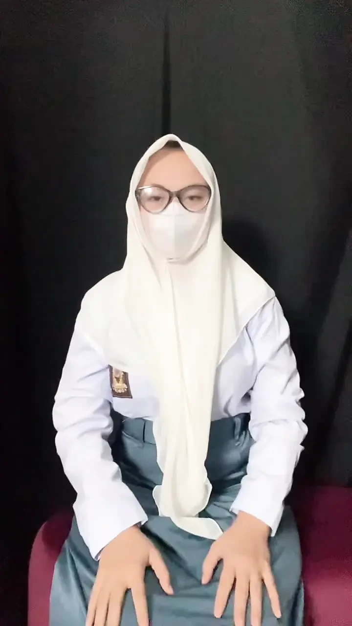 High school students like to play alone, shake to the beech