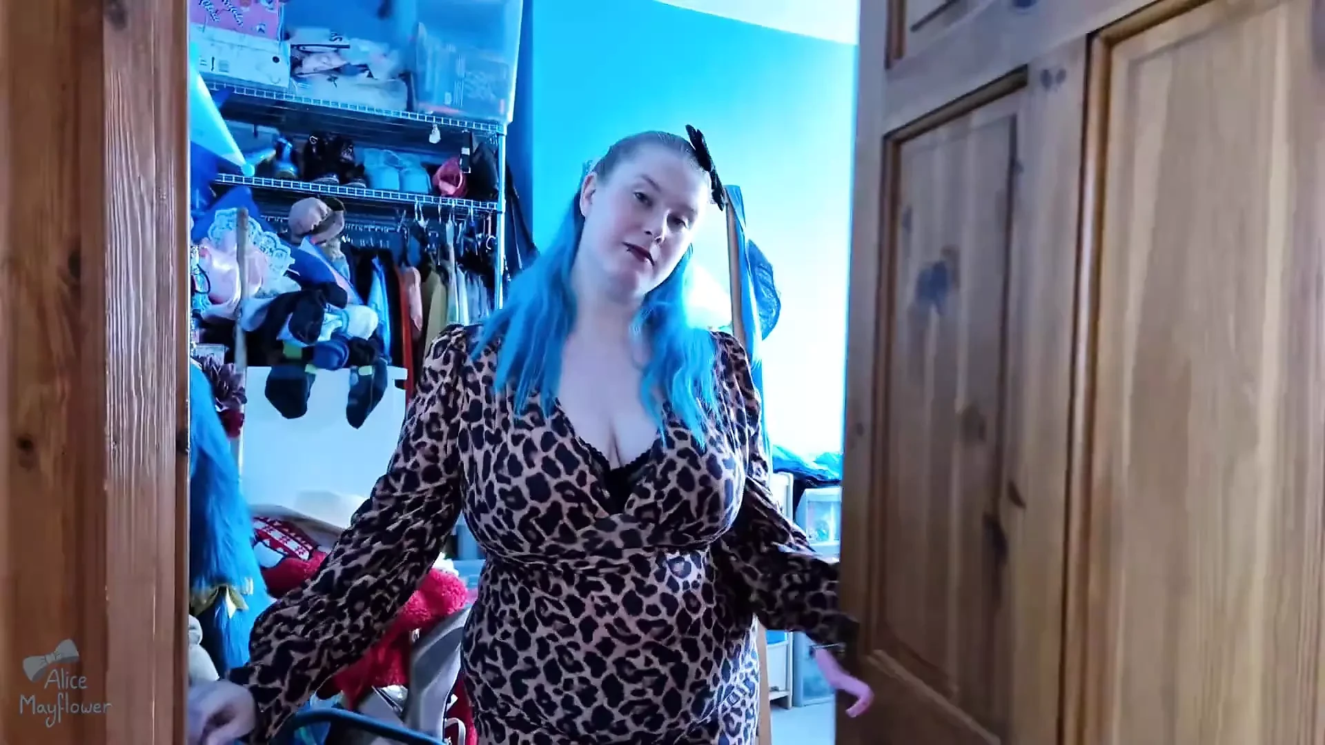 Strip Show, Toy Show & BJ – Solo Girl