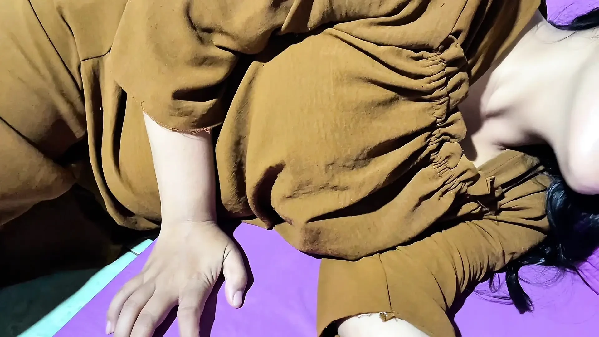 (Handjob) My stepsister is very sexy, her big tits make me horny