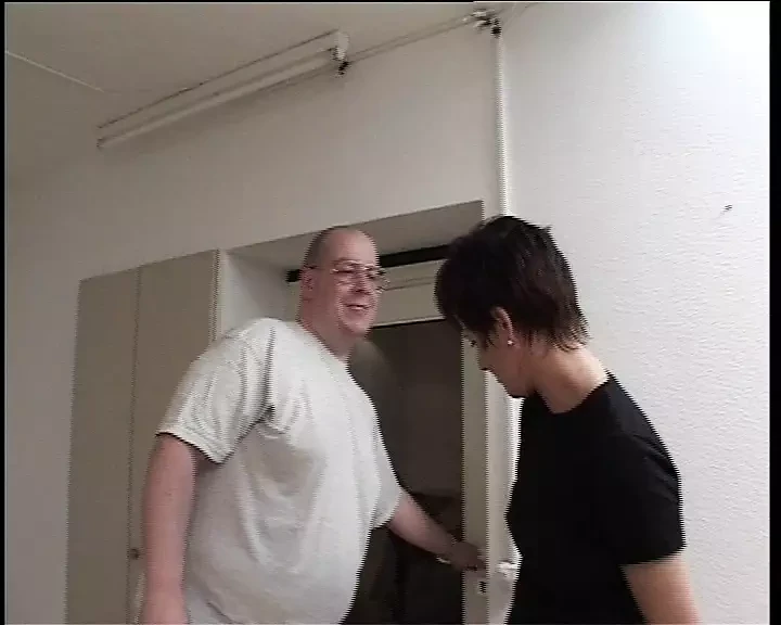 Mit ihren dicken Nippeln fickt sie den alten Hasen