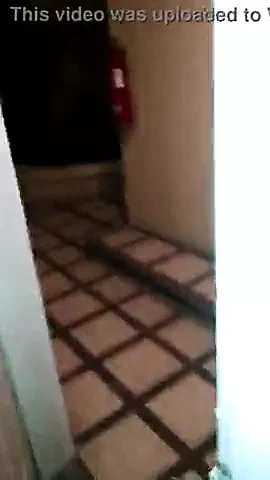 Porte ouverte de la chambre d’hotel