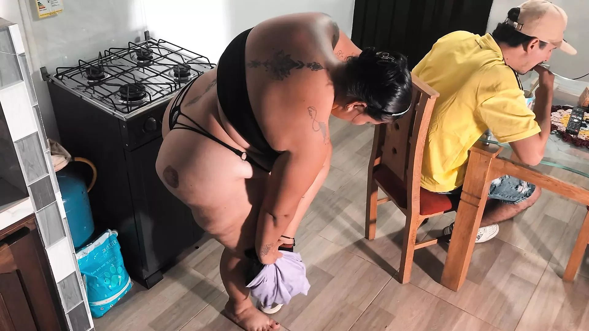 My neighbor helps me to spend the night and in the end she has a good fuck