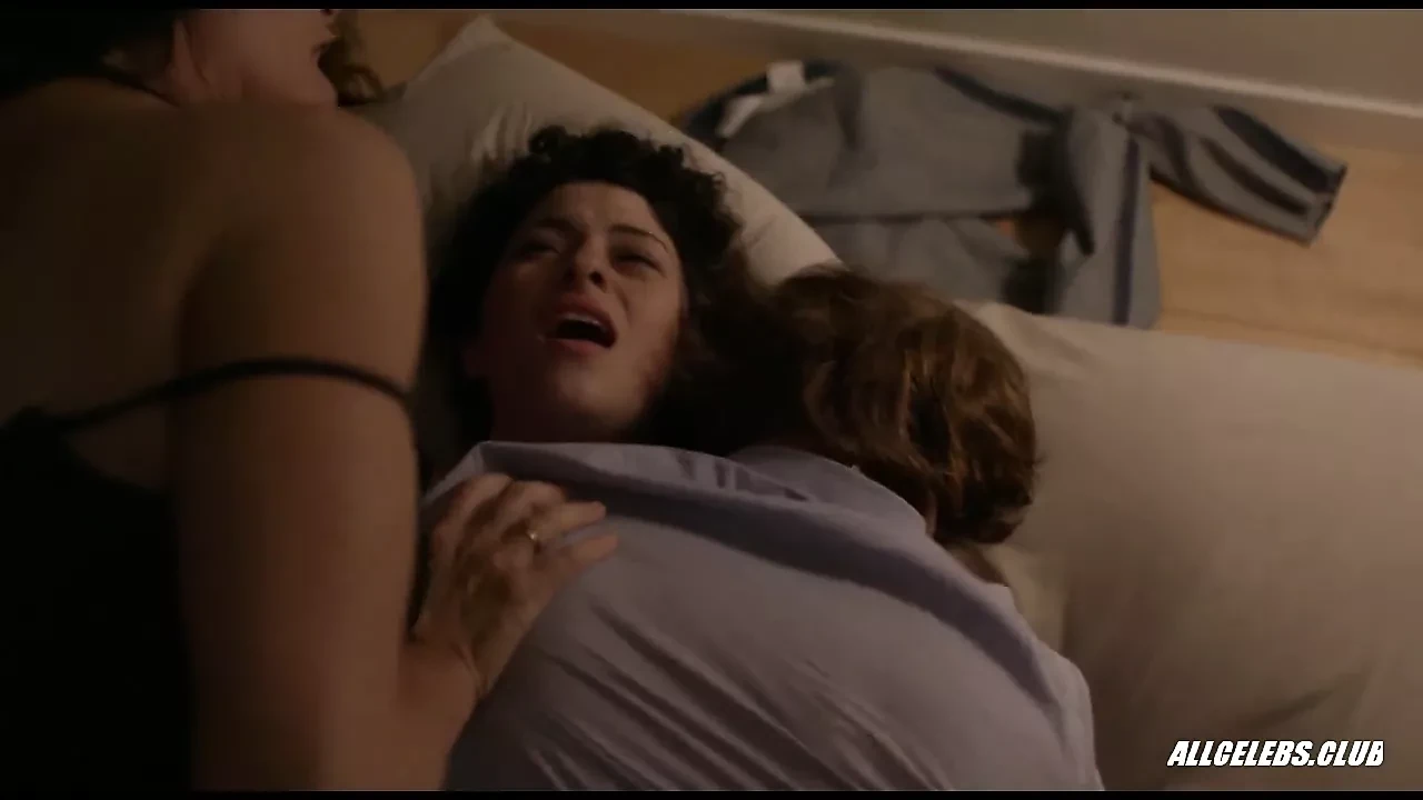 Amy Landecker and Alia Shawkat in Transparent – S04E10
