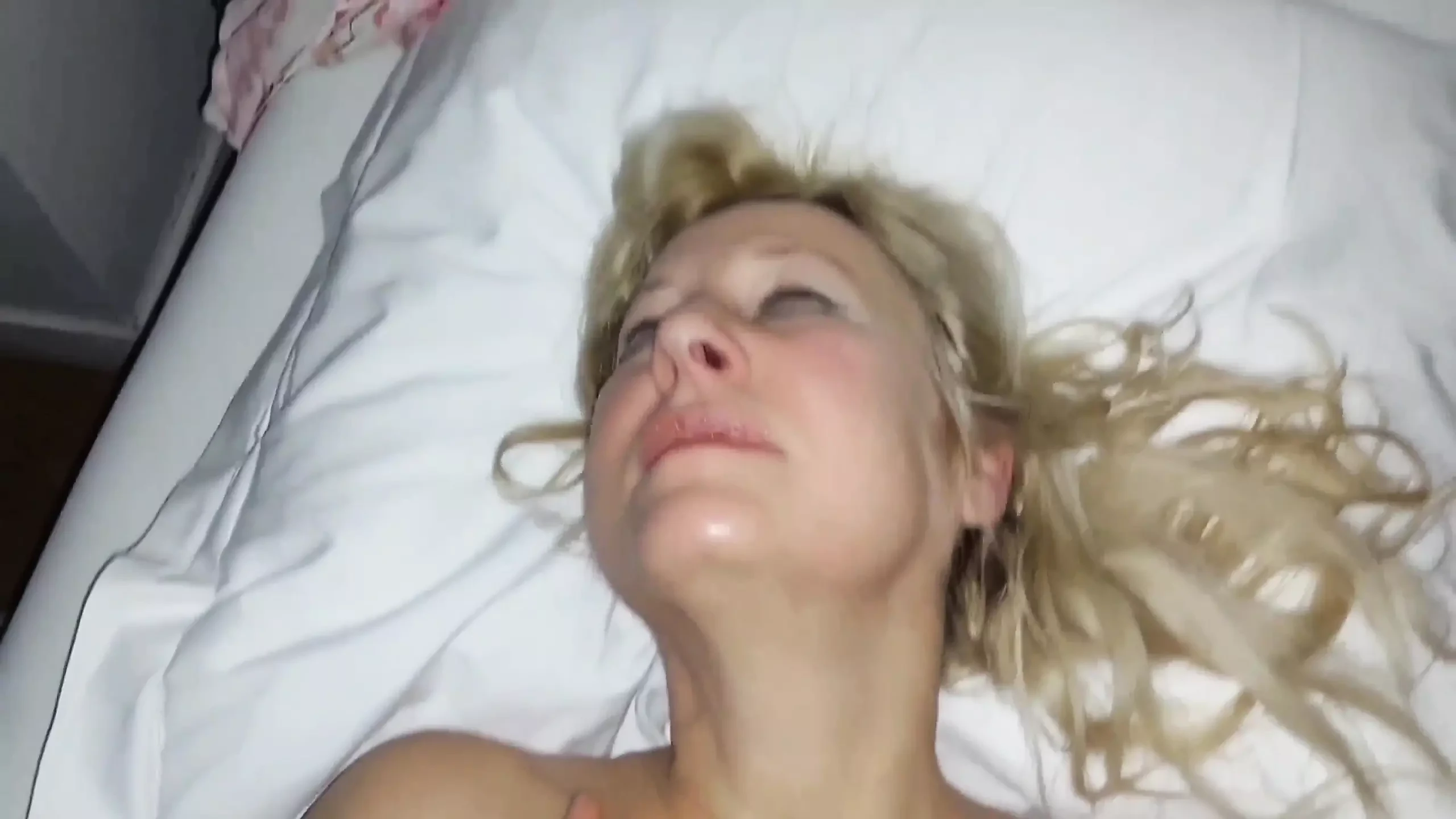 Amateur Blonde Mature Wife Enjoys Morning Naked Sex