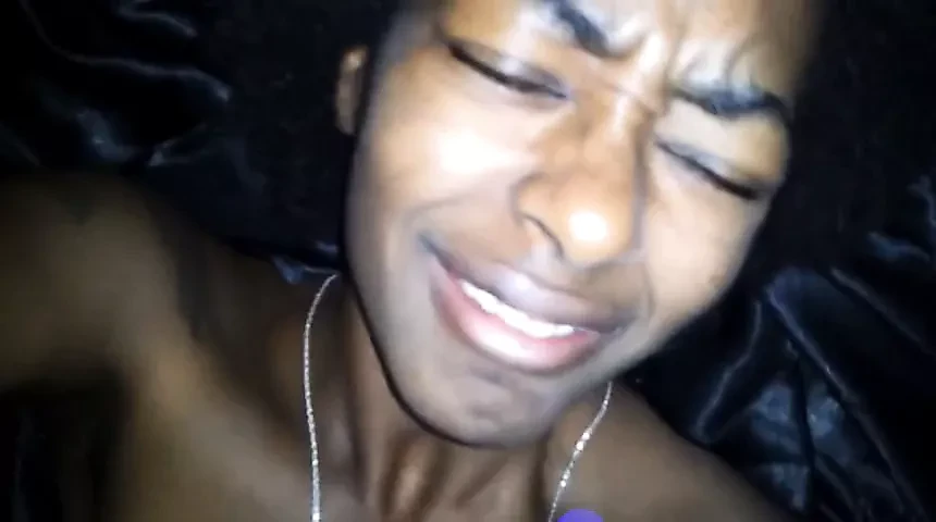 NEGRA PELUDA COM O VIBRADOR