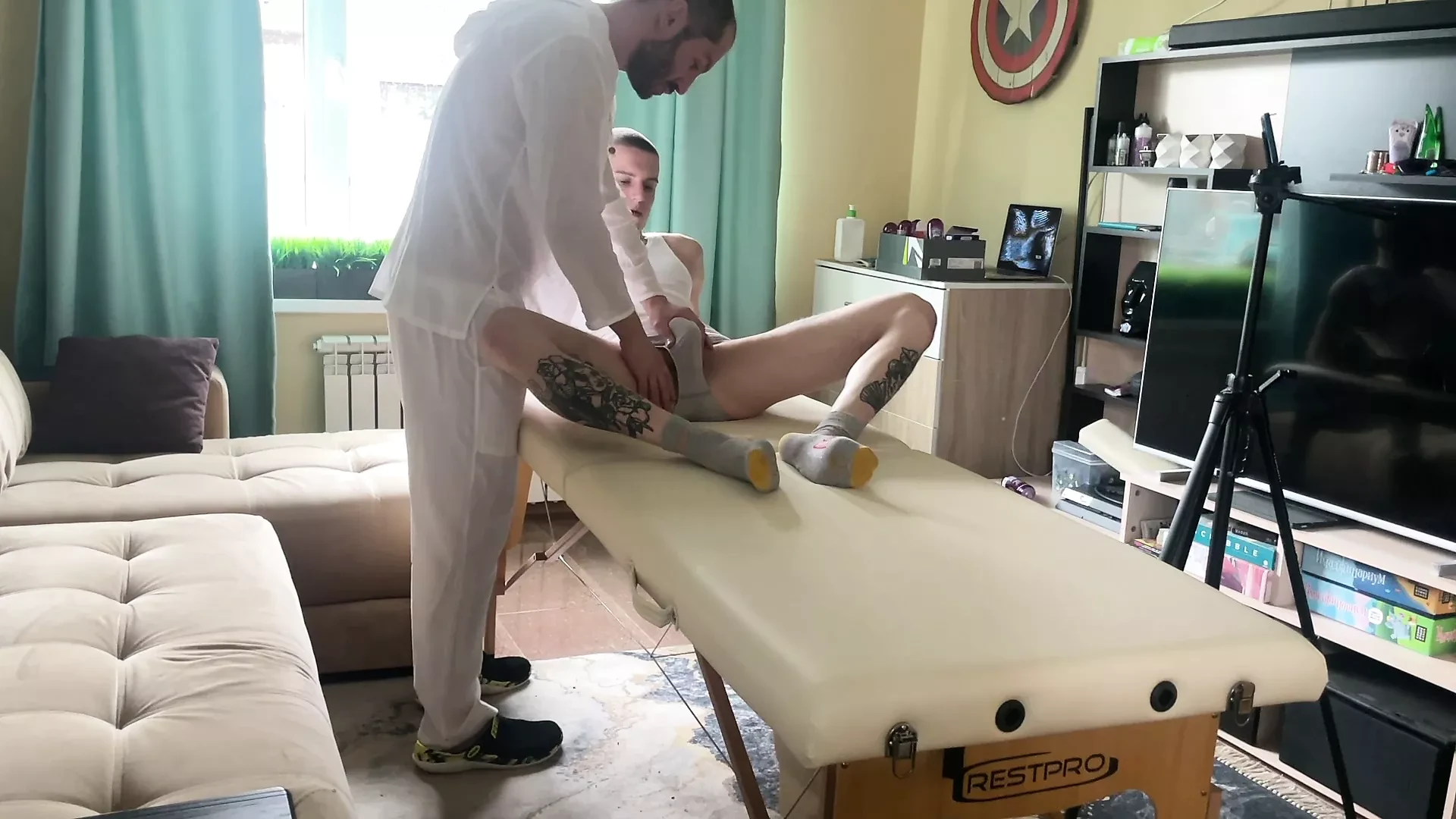 Dicky masseur fucks athletic twink during massage