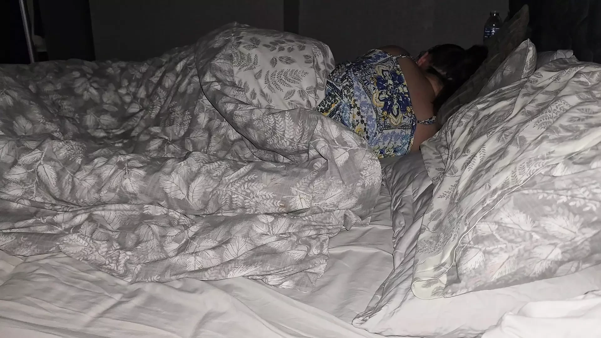 Step mom sneaking into step mom room and asked to handjob his dick