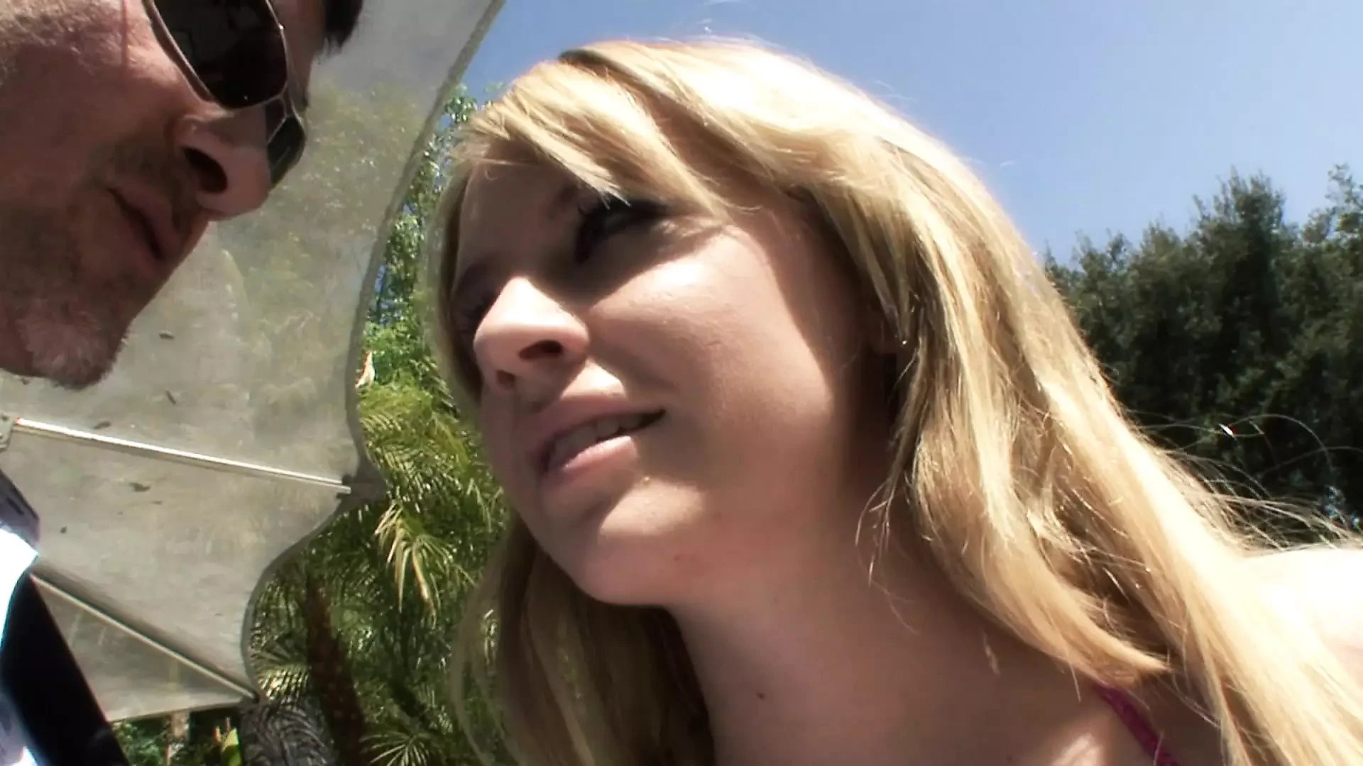 Der grosse Schwanz muss in die kleine Fotze