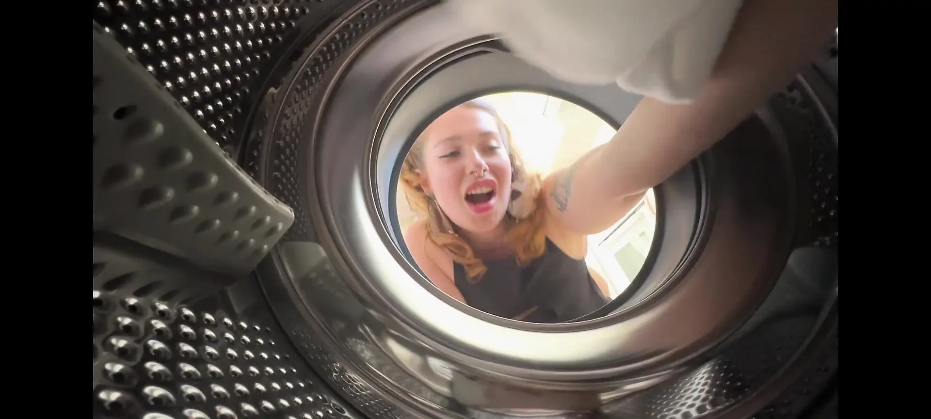 Destroying Her Pussy While She Was in the Washing Machine