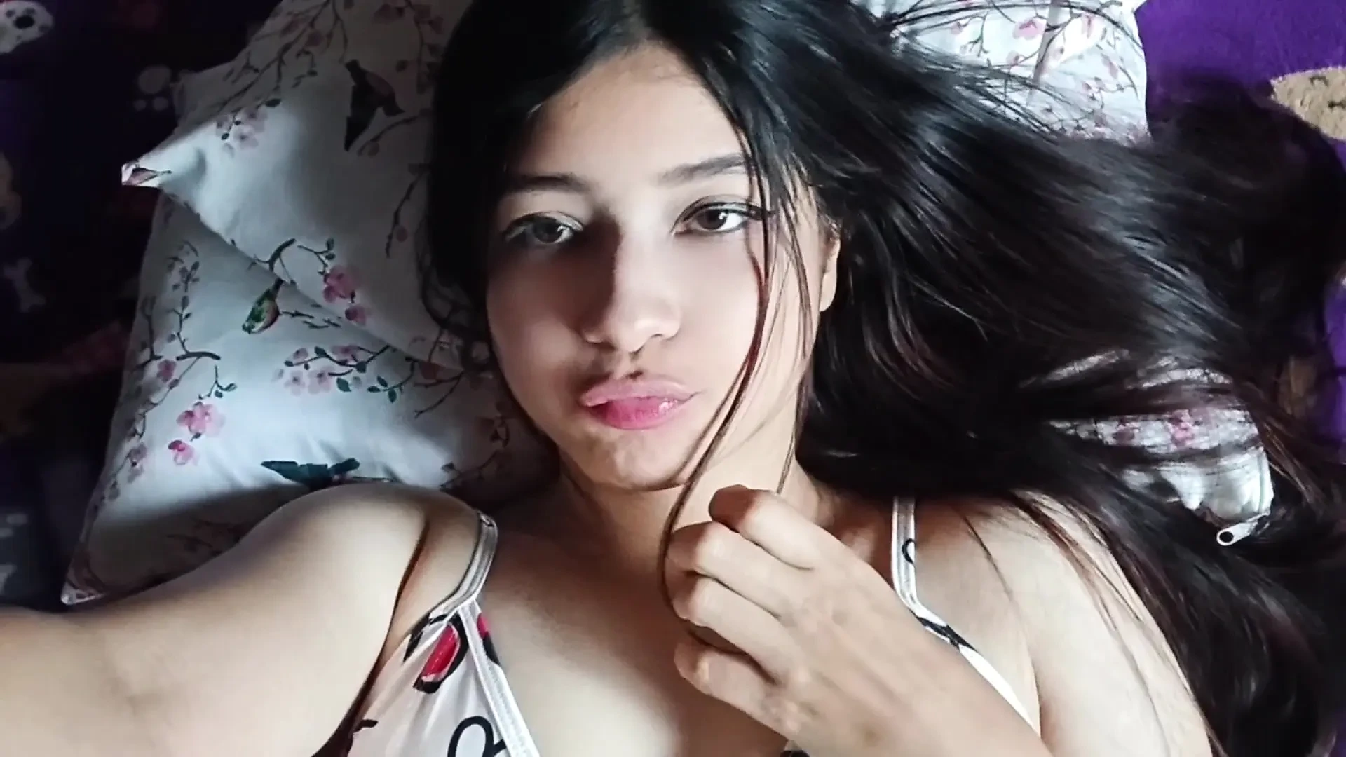 18-YEAR-OLD GIRL TOUCHES HER DELICIOUS PUSSY