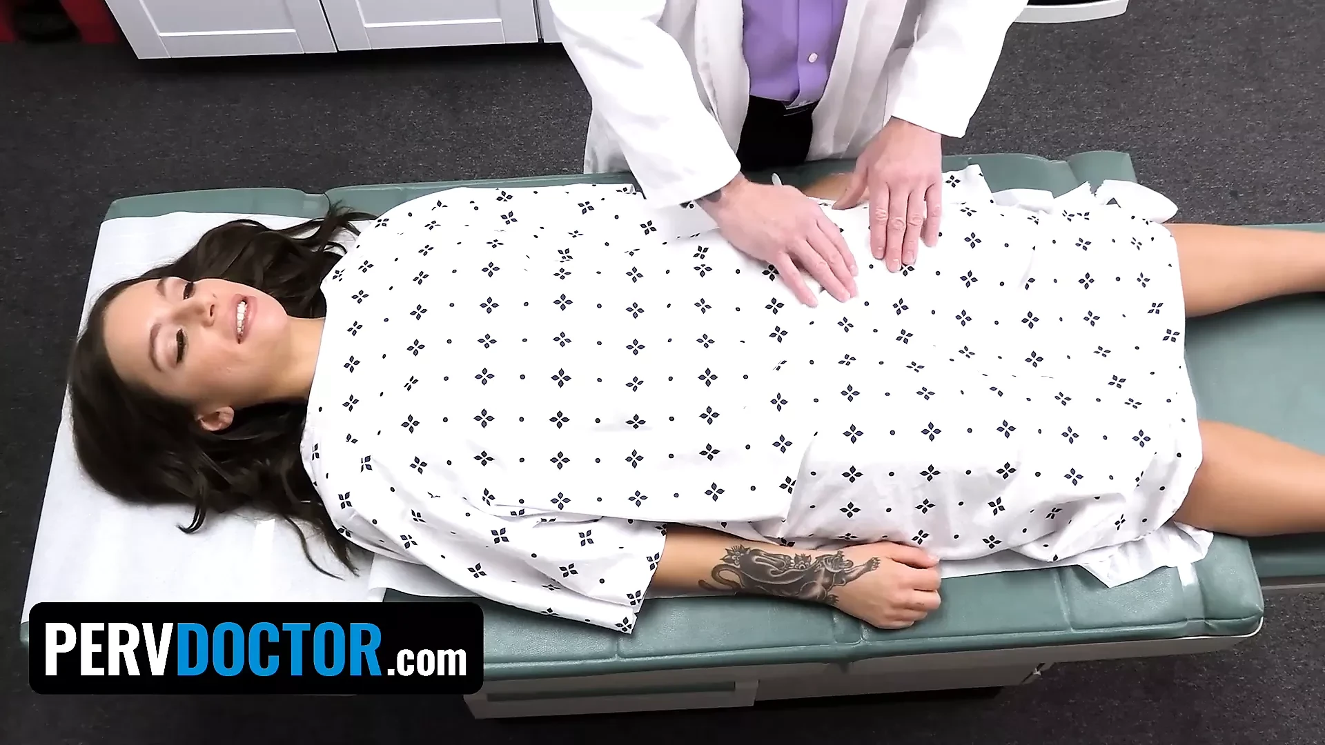 Perv Doctor – Beautiful Babe April Olsen Spreads Her Legs And Gets Banged In The Doctor’s Office