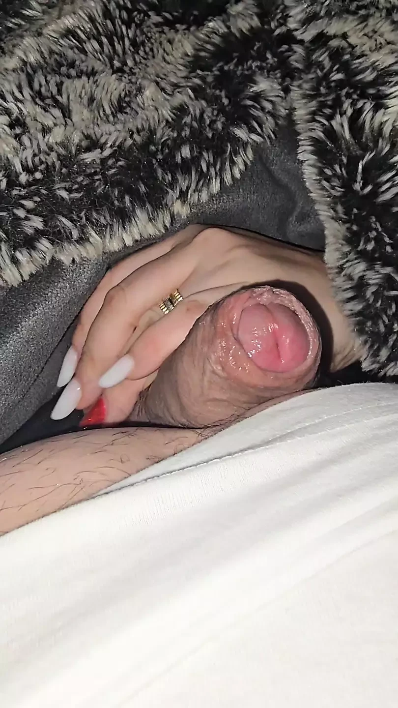 Step mom pulled out blanket and handjob step son in the car while husband put petrol