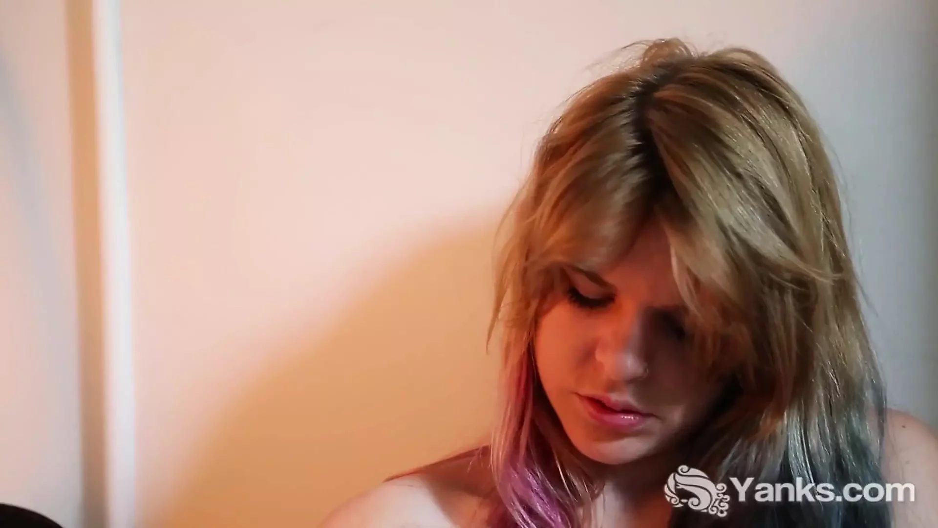 Guitar chick spreads her legs to insert a sex toy