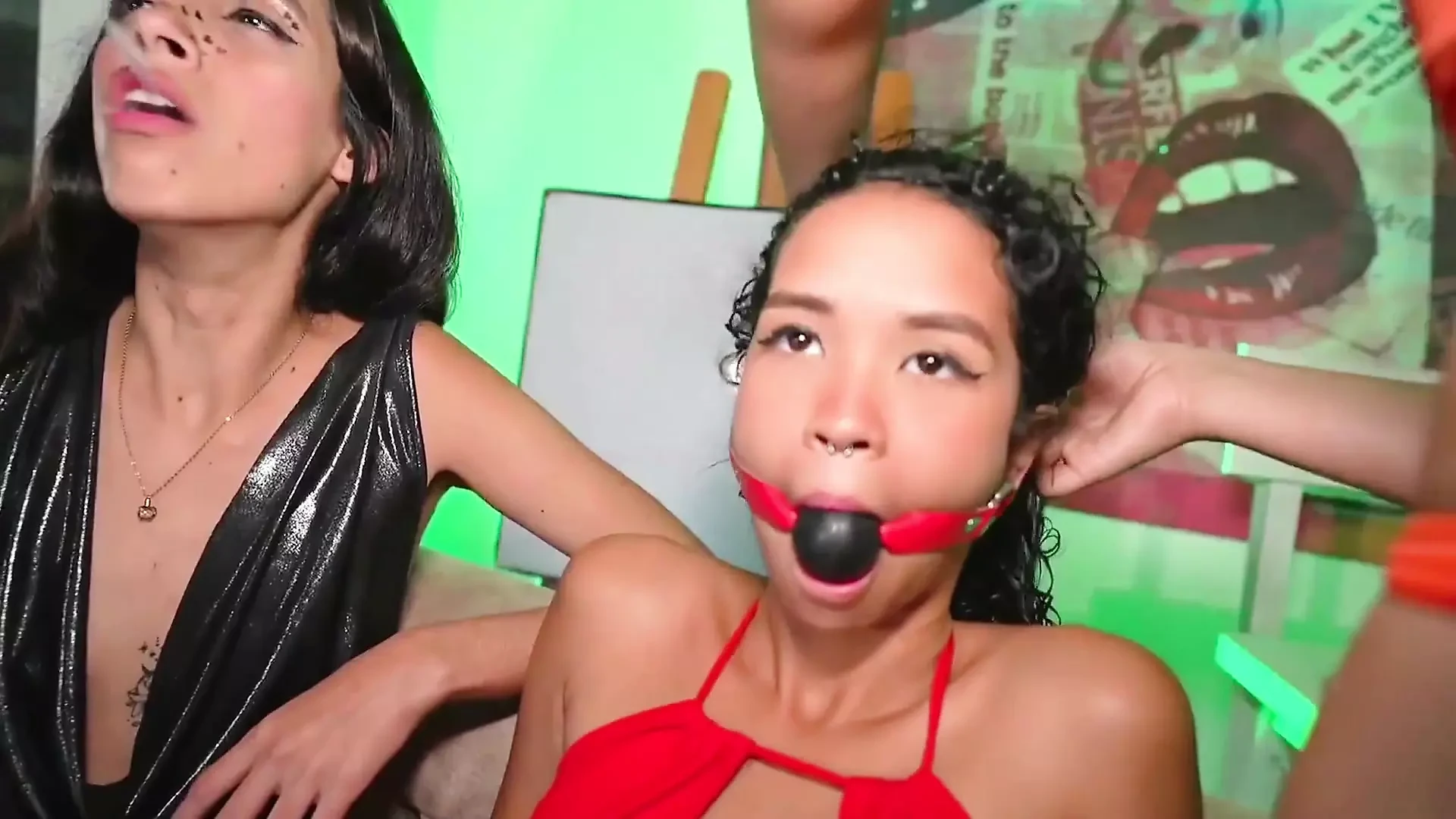 We put dildo in her ass while she’s locked in the lock-up GGmansion