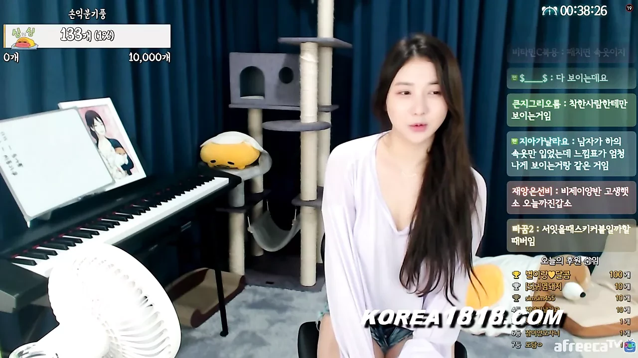 SUPER sexy Korean Babe shows off tits by accident!