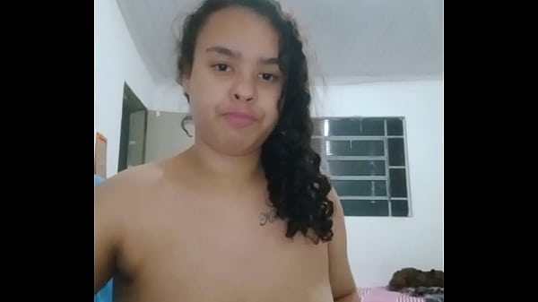 GOSTOSA EXIBINDO SEU RABÃO GRANDE E GOSTOSO E SUA BUCETA CARNUDA DE BRINDE A SAFADA ADORA FICAR DE QUATRO POIS É O JEITINHO QUE ELA MAIS GOSTA DE LEVAR MADEIRA