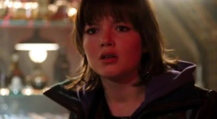 Holliday Grainger, Zoe Tapper – Demons s1e04