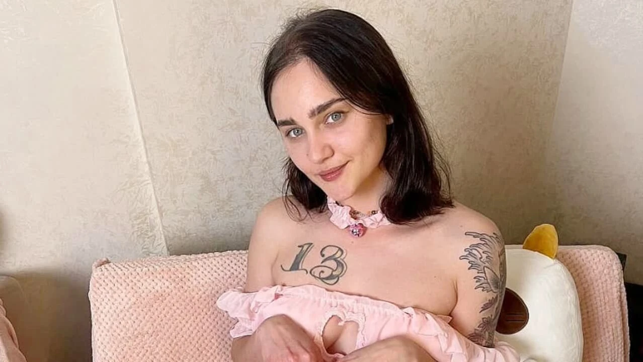 YANKS – Horny girl deep throats and fucks her pussy with dildo