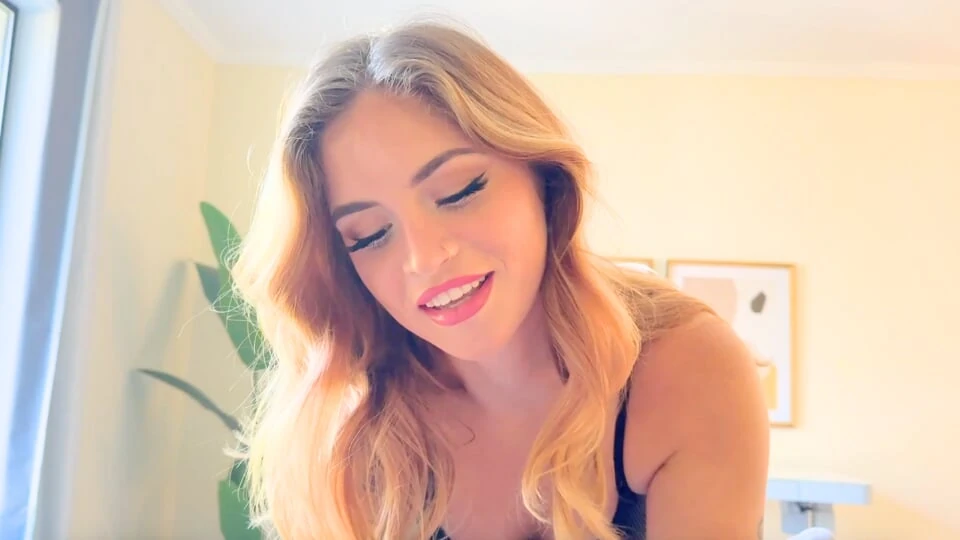 Unfaithful Girlfriend Wants to Fuck While Boyfriends On the Phone!