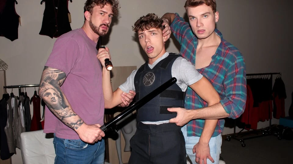 HOW BEAUTIFUL IT IS TO SEE TWO PRETTY COCKS INSIDE A SECURITY GUARD’S STRAIGHT HOLE