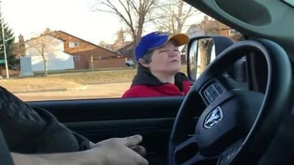 She touches car flasher