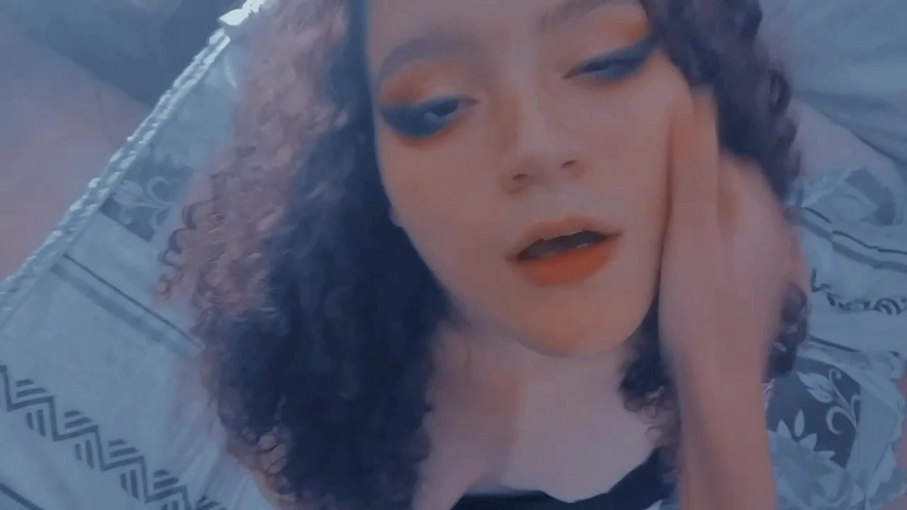 Horny lesbian licks her girlfriend’s fingers