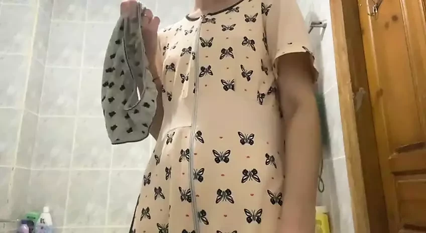 Beauty masturbates without panties