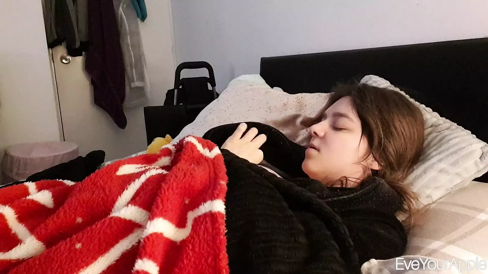 Cosy Orgasms Under The Blankets EveYourApple College