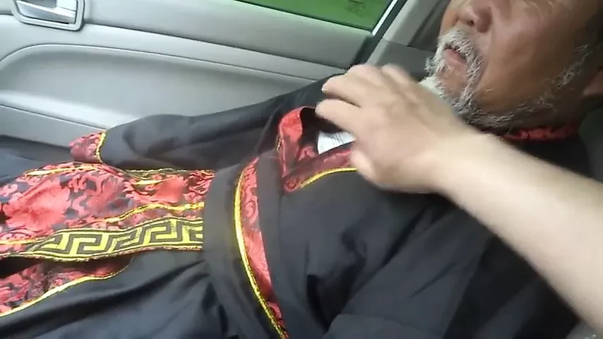 Drive the old man to the suburbs and masturbate the old man