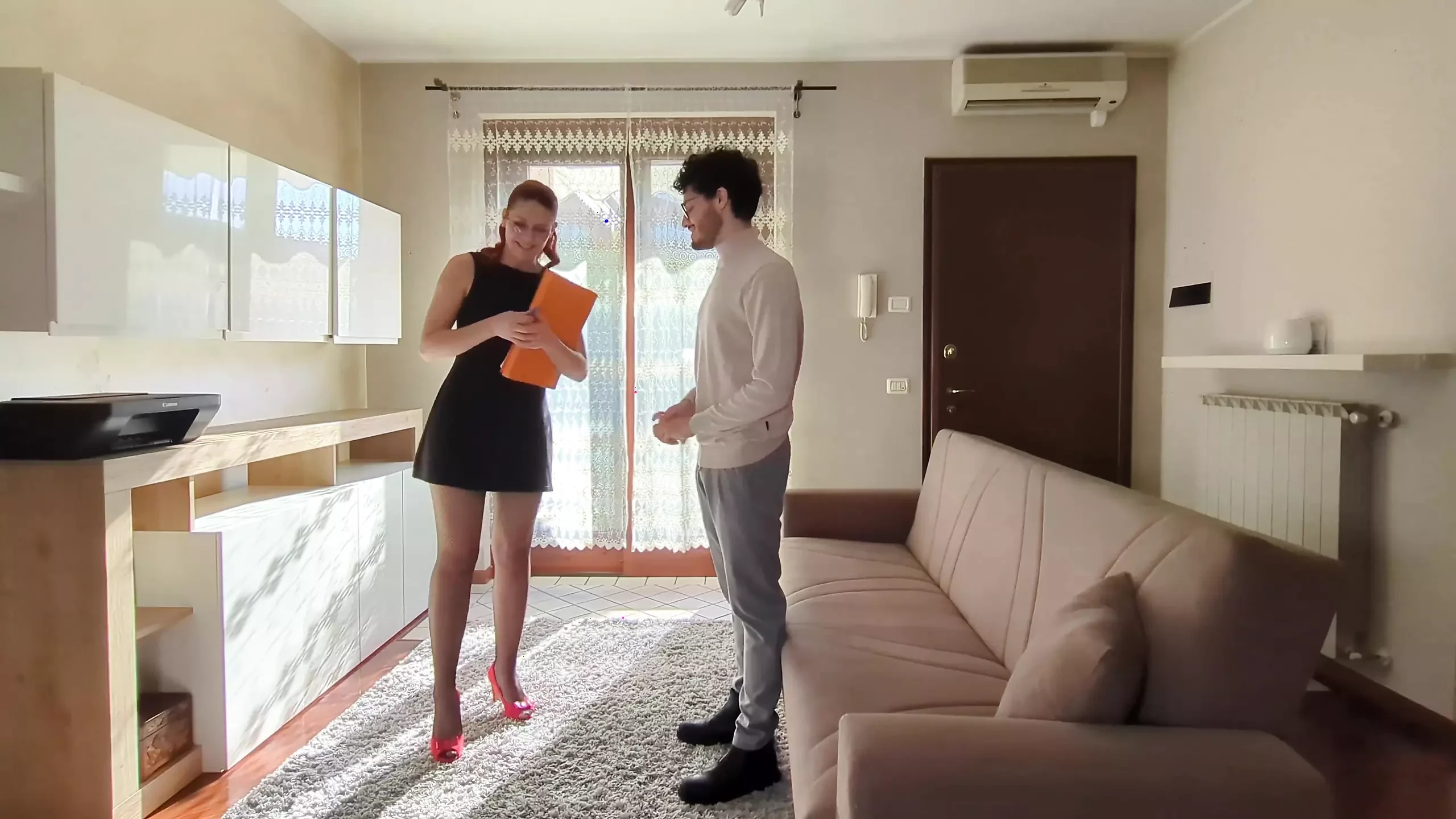 Real Estate Agent Got Fucked Hard Just to Sell the Property to Me, Cum on Face (dia Ita Amatoriale)