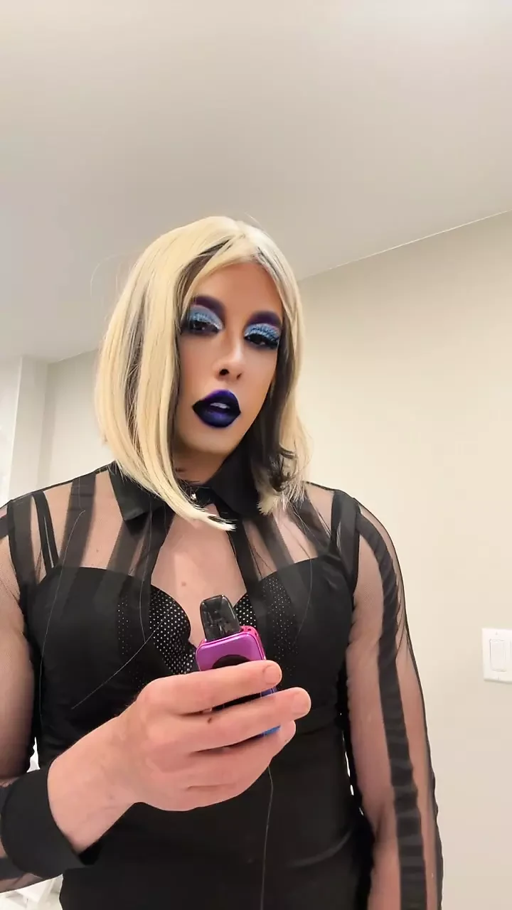 Cute femboy vaping and jerking off!!!