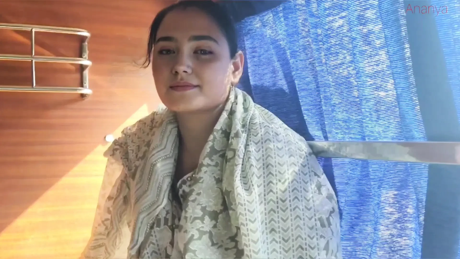 Chalti Bus Me Ladki Ne Kapde Khol Diye